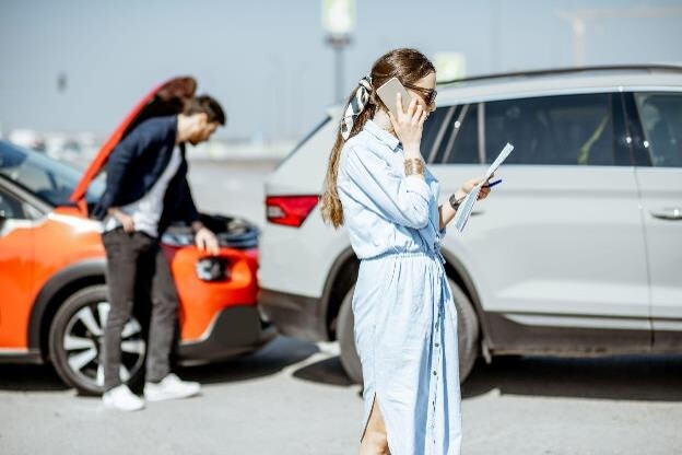 Woman speaking with her insurer after a road collision, discussing a no-fault accident car insurance claim and the next steps in the claims process.